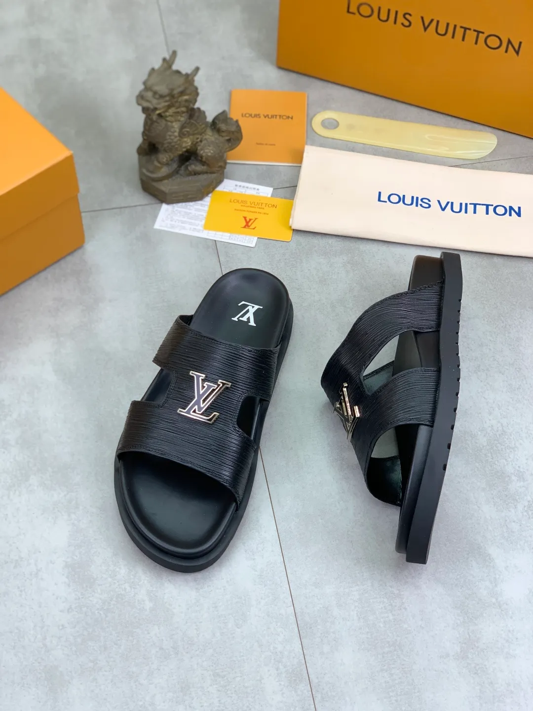 Men's shoes 💰P300💰【New style】🆘 Original quality 【LOUIS VUITTON】The popular Louis Vuitton LV men's slippers on the official website are on sale simultaneously! Original fabric imported from Italy, original factory special supply, code number: 38-44 (45 customized), many colors available